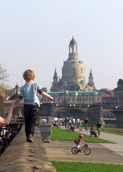 0606a: o.T. (Dresden, Blick zur Frauenkirche von der Terrasse am Japanischen Palais, 2011)