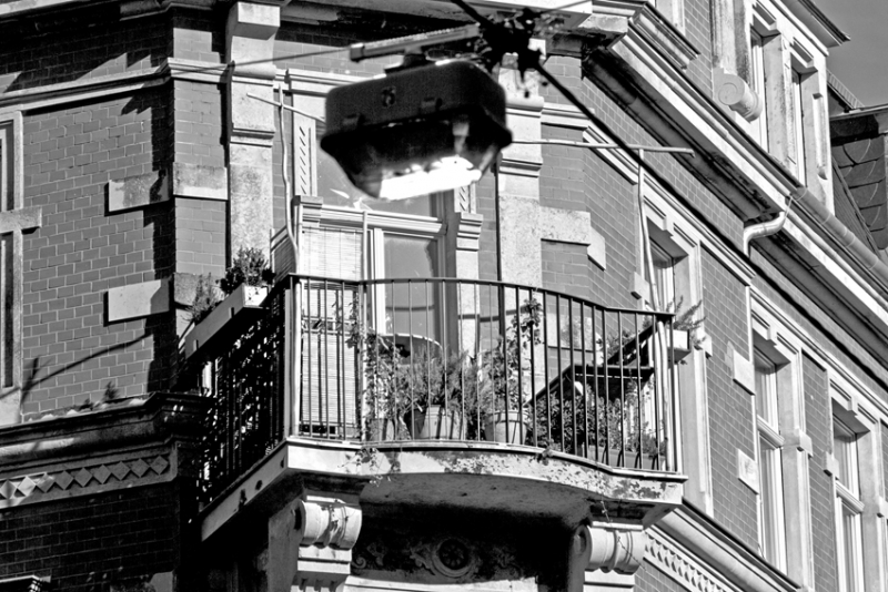 PK1008sw: Balkon mit geborgtem Oberlicht, daß unterhalb hängt (Serie: AnEcken in der Dresdner Neustadt, Dresden-Äußere Neustadt, 2015)