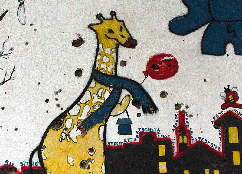 BIH0062 o.T. (Graffiti am "Snipertower", Mostar, Bosnien Herzegowina 2015)