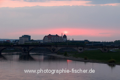 DD0230: o.T.(Blick über die Augustusbrücke zum Erlweinspeicher und Yenidze/Altstadt/Dresden 2017)