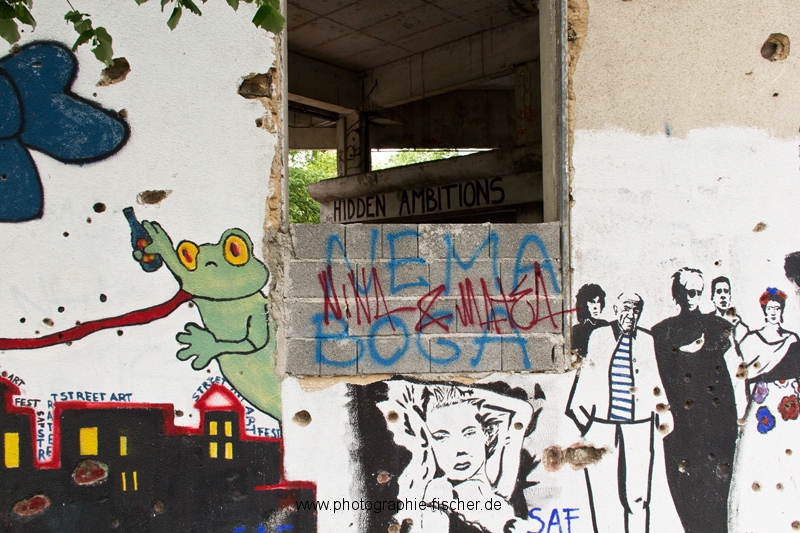 PK0907: Hidden Ambitions I (Graffiti am Sniper Tower; Mostar, Bosnien Herzegowina 2015)