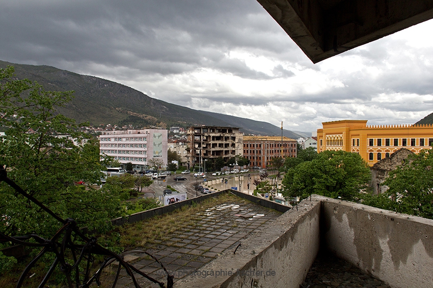 PK1118: o.T. (; Blick aus dem Sniper Tower; Spanischer Platz; Mostar, Bosnien Herzegowina 2015)