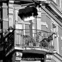 PK1008sw: Balkon mit geborgtem Oberlicht, daß unterhalb hängt (Serie: AnEcken in der Dresdner Neustadt, Dresden-Äußere Neustadt, 2015)