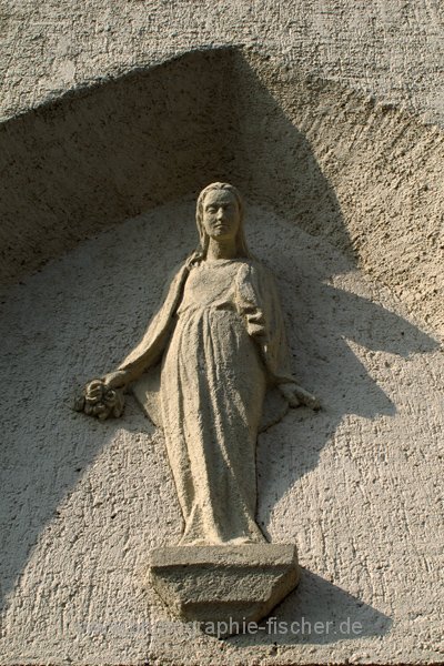 PK0672: o.T. (Dresden-Dölzschen, Figur an der Friedhofskapelle 2011/13)