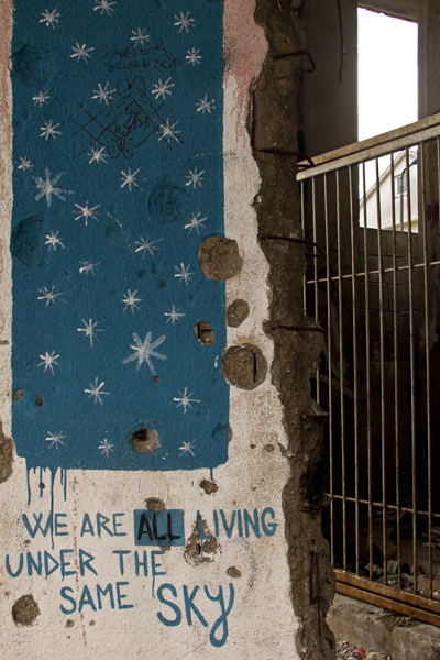 PK0908: Same Sky (Graffiti am Sniper Tower; Mostar, Bosnien Herzegowina, 2015)